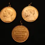LOTE 026 - LOTE 26 – MEDALHAS SAÚDE 	MEDALHA	OBSERVAÇÕES 1.		Homenagem ao Professor Victor Ferreira do Amaral e Silva. 1934.  Gravador: José Peón	Dourada – envelope da Coleção Júlio Estrella Moreira 2.		Homenagem ao Professor Victor Ferreira do Amaral e Silva. 1934.  Gravador: José Peón	Dourada 3.		Homenagem ao Professor Victor Ferreira do Amaral e Silva. 1934.  Gravador: José Peón	Dourada 4.		Santa Casa de Misericórdia de Curitiba	Alumínio 5.		Santa Casa de Misericórdia de Curitiba	Alumínio 6.		XII Semana Odontológica Brasileira. 1955	Molde 7.		XII Semana Odontológica Brasileira. 1955	Molde 8.		Premio Dr. Nilo Cairo. Faculdade de Medicina do Paraná.1928.  Gravador: José Peón	Prateada
