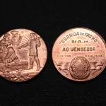 LOTE 005 - LOTE 5 – MEDALHAS CIVICAS E MILITARES 	MEDALHA	OBSERVAÇÕES 1.		União Cívica Paranaense – 1916. Gravadores: Jose Peon e Fernandez	Prova de Cunho, Bronze –  Envelope da Coleção Júlio Estrella Moreira 2.		União Cívica Paranaense – 1916. Gravadores: Jose Peon e Fernandez	Acobreada 3.		Revolução de 05 de outubro de 1930. Gravador: José Peon.	Prateada 4.		Corrida do Facho Militar – 15 Batalhão de Caçadores – Curitiba Pr.	Acobreada - envelope da Coleção Júlio Estrella Moreira 5.		Corrida do Facho Militar – 15 Batalhão de Caçadores – Curitiba Pr.	Bronze - envelope da Coleção Júlio Estrella Moreira 6.		Corrida do Facho Militar – 5 ª Região Militar. 1943. Gravador: Frederico Tod.	Acobreada 7.		Corrida do Facho Militar – 5 ª Região Militar. 1943. Gravador: Frederico Tod.	Acobreada 8.		Corrida do Facho Militar – 5 ª Região Militar. 1948. Gravador: José Peon	Acobreada 9.		Corrida do Facho Militar – 5 ª Região Militar. 1948. Gravador: José Peon	Acobreada 10.		Revolução de 1932. Gravador Montini	Acobreada 11.		Revolução de 1932. Gravador Montini	Acobreada