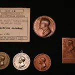 LOTE 014 - LOTE 14 – MEDALHAS – ALFREDO ANDERSEN 	MEDALHA	OBSERVAÇÕES 1.		1ª Exposição de Artistas Paranaenses no Rio de Janeiro. Sociedade de Amigos de Alfredo Andersen.1943. Gravador: José Peon	Bronze 2.		1ª Exposição de Artistas Paranaenses no Rio de Janeiro. Sociedade de Amigos de Alfredo Andersen.1943. Gravador: José Peon	Cobre 3.		1ª Exposição de Artistas Paranaenses no Rio de Janeiro. Sociedade de Amigos de Alfredo Andersen.1943. Gravador: José Peon	Prateada 4.		IV Salão Paranaense de Belas Artes. 1947. Homenagem a Alfredo Andersen (1860-1935). Gravador: José Peon	Cobre 5.		1° Salão Internacional de Arte Fotografica. Foto Clube Colméia. 1960. Gravadores: José Peon e José Tortatto.