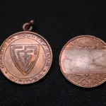 LOTE 009 - LOTE 9 – MEDALHAS PALESTRA ITÁLIA - ESPORTE 	MEDALHA	OBSERVAÇÕES 1.		Joquei Clube do Paraná – Festa da Terra. 1931	Acobreada - envelope da Coleção Júlio Estrella Moreira 2.		Joquei Clube do Paraná – Festa da Terra. 1931	Acobreada 3.		Joquei Clube do Paraná – Festa da Terra. 1931	Acobreada 4.		Joquei Clube do Paraná – Festa da Terra. 1931	Acobreada 5.		Joquei Clube do Paraná – Festa da Terra. 1931	Acobreada 6.		Joquei Clube do Paraná – Festa da Terra. 1931	Acobreada 7.		Graciosa Country Club – Campeonato de Tênis 1939. Gravador Mueller	Prateada - envelope da Coleção Júlio Estrella Moreira 8.		Graciosa Country Club – 1938. Gravador Mueller	Prateada - envelope da Coleção Júlio Estrella Moreira 9.		Graciosa Country Club – 1938. Gravador  J. Peón	Bronze - envelope da Coleção Júlio Estrella Moreira 10.		Graciosa Country Club – 1938. Gravador J. Peón	Bronze 11.		Sociedade de Tiro ao Alvo de Curitiba. 1940 Gravador: Mueller	Prateada - envelope da Coleção Júlio Estrella Moreira