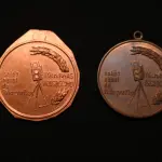 LOTE 025 - LOTE 25 – MEDALHAS INDÚSTRIA 	MEDALHA	OBSERVAÇÕES 1.		Fabrica de Curitiba. 1944.	Bronzeada – envelope da Coleção Júlio Estrella Moreira 2.		Salão anual de fotografias folhinhas Prosdócimo Gravador: Frederico Tod.	Bronzeada – prova de cunho 3.		Salão anual de fotografias folhinhas Prosdócimo Gravador: Frederico Tod.	Bronzeada – envelope da Coleção Júlio Estrella Moreira 4.		Grande Prémio Prosdócimo (ciclismo) Gravador: José Peón	Bronzeada 5.		Grande Prémio Prosdócimo (ciclismo) Gravador: José Peón	Bronzeada