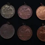 LOTE 029 - LOTE 29 – MEDALHAS MAESTRO CARLOS GOMES 	MEDALHA	OBSERVAÇÕES 1.		Centenário do Maestro Carlos Gomes. 1936 Gravador: José Peón	Bronzeada 2.		Centenário do Maestro Carlos Gomes. 1936 Gravador: José Peón	Bronzeada 3.		Centenário do Maestro Carlos Gomes. 1936 Gravador: José Peón	Acobreada 4.		Centenário do Maestro Carlos Gomes. 1936 Gravador: José Peón	Acobreada 5.		Centenário do Maestro Carlos Gomes. 1936 Gravador: José Peón	Dourada 6.		Centenário do Maestro Carlos Gomes. 1936Gravador: José Peón	Dourada