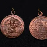LOTE 005 - LOTE 5 – MEDALHAS CIVICAS E MILITARES 	MEDALHA	OBSERVAÇÕES 1.		União Cívica Paranaense – 1916. Gravadores: Jose Peon e Fernandez	Prova de Cunho, Bronze –  Envelope da Coleção Júlio Estrella Moreira 2.		União Cívica Paranaense – 1916. Gravadores: Jose Peon e Fernandez	Acobreada 3.		Revolução de 05 de outubro de 1930. Gravador: José Peon.	Prateada 4.		Corrida do Facho Militar – 15 Batalhão de Caçadores – Curitiba Pr.	Acobreada - envelope da Coleção Júlio Estrella Moreira 5.		Corrida do Facho Militar – 15 Batalhão de Caçadores – Curitiba Pr.	Bronze - envelope da Coleção Júlio Estrella Moreira 6.		Corrida do Facho Militar – 5 ª Região Militar. 1943. Gravador: Frederico Tod.	Acobreada 7.		Corrida do Facho Militar – 5 ª Região Militar. 1943. Gravador: Frederico Tod.	Acobreada 8.		Corrida do Facho Militar – 5 ª Região Militar. 1948. Gravador: José Peon	Acobreada 9.		Corrida do Facho Militar – 5 ª Região Militar. 1948. Gravador: José Peon	Acobreada 10.		Revolução de 1932. Gravador Montini	Acobreada 11.		Revolução de 1932. Gravador Montini	Acobreada