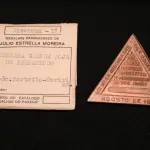 LOTE 001 - LOTE 1 – MEDALHAS DA MAÇONARIA 	MEDALHA	OBSERVAÇÕES 1.		Soberana Grande Loja de Pernambuco. 1960. Gravadores: José Peon e José Tortatto.	Envelope da Coleção Júlio Estrella Moreira 2.		Fraternidade Paranaense Curytiba. 1929.	Prova de Cunho – reverso liso 3.		Fraternidade Paranaense Curityba	Prova de Cunho – reverso liso 4.		Concordia IV – Curitiba – 1929. Gravador: José Peon	Prova de Cunho – reverso liso 5.		Bem. Segr: e Amor da Ord. 1860 – 23 Dez - 1960	Reverso Liso