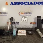LOTE 026 - 06 MICROFONES SENDO 01 DE LAPELA. (NO ESTADO) ATENÇÃO! FAZER A VISITAÇÃO ANTES DE ARREMATAR, NÃO SABEMOS SE FUNCIONA. LEILÃO NÃO TEM GARANTIA E NEM DEVOLUÇÃO, SUJEITO A POSSÍVEIS AVARIAS VISÍVEIS/OCULTAS E/OU AUSÊNCIA DE COMPONENTES.