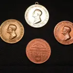LOTE 012 - LOTE 12 – MEDALHAS – ALFREDO ANDERSEN 	MEDALHA	OBSERVAÇÕES 1.		1ª Exposição de Artistas Paranaenses no Rio de Janeiro. Sociedade de Amigos de Alfredo Andersen.1943. Gravador: José Peon	Bronze 2.		1ª Exposição de Artistas Paranaenses no Rio de Janeiro. Sociedade de Amigos de Alfredo Andersen.1943. Gravador: José Peon	Cobre 3.		1ª Exposição de Artistas Paranaenses no Rio de Janeiro. Sociedade de Amigos de Alfredo Andersen.1943. Gravador: José Peon	Cobre 4.		1ª Exposição de Artistas Paranaenses no Rio de Janeiro. Sociedade de Amigos de Alfredo Andersen.1943. Gravador: José Peon	Prateada