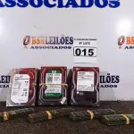 LOTE 015 - 01 LOTE COM 03 HDS, SENDO 02 DE 500GB E 01 1TB E 16 PENTS DE MEMÓRIA DDR3 PARA SERVIDOR COM 8GB CADA. (NO ESTADO) ATENÇÃO! FAZER A VISITAÇÃO ANTES DE ARREMATAR, NÃO SABEMOS SE FUNCIONA. LEILÃO NÃO TEM GARANTIA E NEM DEVOLUÇÃO, SUJEITO A POSSÍVEIS AVARIAS VISÍVEIS/OCULTAS E/OU AUSÊNCIA DE COMPONENTES.
