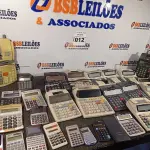 LOTE 012 - 01 LOTE COM CALCULADORES. (NO ESTADO) ATENÇÃO! FAZER A VISITAÇÃO ANTES DE ARREMATAR, NÃO SABEMOS SE FUNCIONA. LEILÃO NÃO TEM GARANTIA E NEM DEVOLUÇÃO, SUJEITO A POSSÍVEIS AVARIAS VISÍVEIS/OCULTAS E/OU AUSÊNCIA DE COMPONENTES.