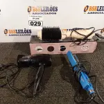 LOTE 029 - 01 PRANCHA COM AVARIAS, 01 SECADOR DE CABELO E 01 ESCOVA SECADORA/MODELADORA 220V. (LIGANDO) (NO ESTADO) ATENÇÃO! FAZER A VISITAÇÃO ANTES DE ARREMATAR, NÃO SABEMOS SE FUNCIONA. LEILÃO NÃO TEM GARANTIA E NEM DEVOLUÇÃO, SUJEITO A POSSÍVEIS AVARIAS VISÍVEIS/OCULTAS E/OU AUSÊNCIA DE COMPONENTES.