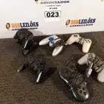 LOTE 023 - 07 CONTROLES DE VÍDEO GAME. (NO ESTADO) ATENÇÃO! FAZER A VISITAÇÃO ANTES DE ARREMATAR, NÃO SABEMOS SE FUNCIONA. LEILÃO NÃO TEM GARANTIA E NEM DEVOLUÇÃO, SUJEITO A POSSÍVEIS AVARIAS VISÍVEIS/OCULTAS E/OU AUSÊNCIA DE COMPONENTES.