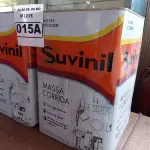 LOTE 015 - 02 LATAS DE MASSA CORRIDA PARA PAREDES INTERIOR CONTENDO 28KG CADA MARCA SUVINIL. (NO ESTADO) ATENÇÃO! FAZER A VISITAÇÃO ANTES DE ARREMATAR, NÃO SABEMOS SE FUNCIONA. LEILÃO NÃO TEM GARANTIA E NEM DEVOLUÇÃO, SUJEITO A POSSÍVEIS AVARIAS VISÍVEIS/OCULTAS E/OU AUSÊNCIA DE COMPONENTES.