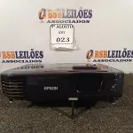 LOTE 023 - 01 PROJETOR EPSON. (NO ESTADO) ATENÇÃO! FAZER A VISITAÇÃO ANTES DE ARREMATAR, NÃO SABEMOS SE FUNCIONA. LEILÃO NÃO TEM GARANTIA E NEM DEVOLUÇÃO, SUJEITO A POSSÍVEIS AVARIAS VISÍVEIS/OCULTAS E/OU AUSÊNCIA DE COMPONENTES.