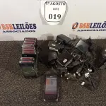 LOTE 019 - 10 APARELHOS CELULARES LG COM CARREGADOR. (NO ESTADO) ATENÇÃO! FAZER A VISITAÇÃO ANTES DE ARREMATAR, NÃO SABEMOS SE FUNCIONA. LEILÃO NÃO TEM GARANTIA E NEM DEVOLUÇÃO, SUJEITO A POSSÍVEIS AVARIAS VISÍVEIS/OCULTAS E/OU AUSÊNCIA DE COMPONENTES.