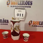 LOTE 011 - 01 GARRAFINHA DE SAQUÊ COM 02 COPOS FUNDO GUEISHA SATSUMA. (NO ESTADO EM QUE SE ENCONTRA) ATENÇÃO! FAZER A VISITAÇÃO ANTES DE ARREMATAR, NÃO SABEMOS SE FUNCIONA. LEILÃO NÃO TEM GARANTIA E NEM DEVOLUÇÃO, SUJEITO A POSSÍVEIS AVARIAS VISÍVEIS/OCULTAS E/OU AUSÊNCIA DE COMPONENTES.  