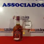 LOTE 006 - 01 GARRAFA DE WHISKY CHIVAS REGAL 12 ANOS BLENDED SCOTCH 1L. (NO ESTADO EM QUE SE ENCONTRA) ATENÇÃO! FAZER A VISITAÇÃO ANTES DE ARREMATAR, NÃO SABEMOS SE FUNCIONA. LEILÃO NÃO TEM GARANTIA E NEM DEVOLUÇÃO, SUJEITO A POSSÍVEIS AVARIAS VISÍVEIS/OCULTAS E/OU AUSÊNCIA DE COMPONENTES.  