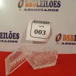 LOTE 003 - 01 CAIXINHA DE VIDRO COM TAMPA. (NO ESTADO EM QUE SE ENCONTRA) ATENÇÃO! FAZER A VISITAÇÃO ANTES DE ARREMATAR, NÃO SABEMOS SE FUNCIONA. LEILÃO NÃO TEM GARANTIA E NEM DEVOLUÇÃO, SUJEITO A POSSÍVEIS AVARIAS VISÍVEIS/OCULTAS E/OU AUSÊNCIA DE COMPONENTES.  