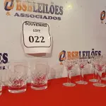 LOTE 022 - 01 BELÍSSIMO JOGO DE CRISTAL COM 07 TAÇAS E 04 COPOS PARA LICOR. (NO ESTADO EM QUE SE ENCONTRA) ATENÇÃO! FAZER A VISITAÇÃO ANTES DE ARREMATAR, NÃO SABEMOS SE FUNCIONA. LEILÃO NÃO TEM GARANTIA E NEM DEVOLUÇÃO, SUJEITO A POSSÍVEIS AVARIAS VISÍVEIS/OCULTAS E/OU AUSÊNCIA DE COMPONENTES.