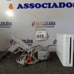 LOTE 025 - 01 CONSOLE WII COM FONTE E 01 PISTOLA CONTROLE. (NO ESTADO) ATENÇÃO! FAZER A VISITAÇÃO ANTES DE ARREMATAR, NÃO SABEMOS SE FUNCIONA. LEILÃO NÃO TEM GARANTIA E NEM DEVOLUÇÃO, SUJEITO A POSSÍVEIS AVARIAS VISÍVEIS/OCULTAS E/OU AUSÊNCIA DE COMPONENTES.