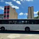 LOTE 005 - 01 ÔNIBUS CAIO APACHE VIP III, ANO 2013/2014, 42 LUGARES MERCEDES 1721 EURO5, PNEUS NOVOS, 2024 QUITADO, BAIXA QUILOMETRAGEM, REVISÕES EM DIA, ESTADO DE NOVO, VEÍCULO A PRONTA ENTREGA. SÓ DE BRASÍLIA – DF (NO ESTADO),