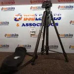 LOTE 109 - 01 TRIPÉ P/ CÂMERA FOTOGRÁFICA. (NO ESTADO) ATENÇÃO! FAZER A VISITAÇÃO ANTES DE ARREMATAR, NÃO SABEMOS SE FUNCIONA. LEILÃO NÃO TEM GARANTIA E NEM DEVOLUÇÃO, SUJEITO A POSSÍVEIS AVARIAS VISÍVEIS/OCULTAS E/OU AUSÊNCIA DE COMPONENTES.