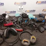 LOTE 024 - 01 LOTE COM DIVERSOS FONES DE OUVIDOS. (NO ESTADO) ATENÇÃO! FAZER A VISITAÇÃO ANTES DE ARREMATAR, NÃO SABEMOS SE FUNCIONA. LEILÃO NÃO TEM GARANTIA E NEM DEVOLUÇÃO, SUJEITO A POSSÍVEIS AVARIAS VISÍVEIS/OCULTAS E/OU AUSÊNCIA DE COMPONENTES.