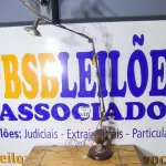 LOTE 027 - 01 LUMINÁRIA DENTISTA- MOTOR. PEÇA UPCYCLING - PRODUZIDA NO BOM E VELHO. (NO ESTADO)