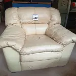 LOTE 302 - 01 POLTRONA DE CORINO COR BEGE. (NO ESTADO) ATENÇÃO! FAZER A VISITAÇÃO ANTES DE ARREMATAR, NÃO SABEMOS SE FUNCIONA. LEILÃO NÃO TEM GARANTIA E NEM DEVOLUÇÃO, SUJEITO A POSSÍVEIS AVARIAS VISÍVEIS/OCULTAS E/OU AUSÊNCIA DE COMPONENTES.