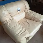 LOTE 302 - 01 POLTRONA DE CORINO COR BEGE. (NO ESTADO) ATENÇÃO! FAZER A VISITAÇÃO ANTES DE ARREMATAR, NÃO SABEMOS SE FUNCIONA. LEILÃO NÃO TEM GARANTIA E NEM DEVOLUÇÃO, SUJEITO A POSSÍVEIS AVARIAS VISÍVEIS/OCULTAS E/OU AUSÊNCIA DE COMPONENTES.