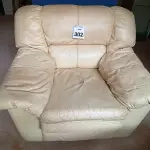 LOTE 302 - 01 POLTRONA DE CORINO COR BEGE. (NO ESTADO) ATENÇÃO! FAZER A VISITAÇÃO ANTES DE ARREMATAR, NÃO SABEMOS SE FUNCIONA. LEILÃO NÃO TEM GARANTIA E NEM DEVOLUÇÃO, SUJEITO A POSSÍVEIS AVARIAS VISÍVEIS/OCULTAS E/OU AUSÊNCIA DE COMPONENTES.