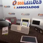LOTE 020 - 01 LOTE COM PORTA RETRATOS DIGITAL, VÍDEO PORTEIRO, 03 CAIXINHAS DE SOM E 01 CASE. (NO ESTADO) ATENÇÃO! FAZER A VISITAÇÃO ANTES DE ARREMATAR, NÃO SABEMOS SE FUNCIONA. LEILÃO NÃO TEM GARANTIA E NEM DEVOLUÇÃO, SUJEITO A POSSÍVEIS AVARIAS VISÍVEIS/OCULTAS E/OU AUSÊNCIA DE COMPONENTES.