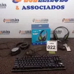 LOTE 022 - 02 HEADSETS SENDO 01 P/RETIRADA DE PEÇAS, 01 WEBCAM E 01 TECLADO. (NO ESTADO) ATENÇÃO! FAZER A VISITAÇÃO ANTES DE ARREMATAR, NÃO SABEMOS SE FUNCIONA. LEILÃO NÃO TEM GARANTIA E NEM DEVOLUÇÃO, SUJEITO A POSSÍVEIS AVARIAS VISÍVEIS/OCULTAS E/OU AUSÊNCIA DE COMPONENTES.