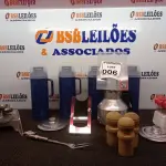 LOTE 006 - 04 GARRAFAS TÉRMICAS E UTENSÍLIOS DIVERSOS P/COZINHA. (NO ESTADO) ATENÇÃO! FAZER A VISITAÇÃO ANTES DE ARREMATAR, NÃO SABEMOS SE FUNCIONA. LEILÃO NÃO TEM GARANTIA E NEM DEVOLUÇÃO, SUJEITO A POSSÍVEIS AVARIAS VISÍVEIS/OCULTAS E/OU AUSÊNCIA DE COMPONENTES.