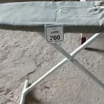 01 TÁBUA DE PASSAR ROUPAS. (NO ESTADO EM QUE SE ENCONTRA. SUJEITO A AVARIAS OCULTAS/VISÍVEIS.)