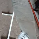 01 TÁBUA DE PASSAR ROUPAS. (NO ESTADO EM QUE SE ENCONTRA. SUJEITO A AVARIAS OCULTAS/VISÍVEIS.)