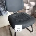 01 CADEIRA DE ESCRITÓRIO PRETA COM RODIZIOS. (NO ESTADO EM QUE SE ENCONTRA. SUJEITO A AVARIAS OCULTAS/VISÍVEIS.)