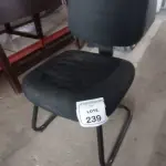 01 CADEIRA DE ESCRITÓRIO PRETA COM RODIZIOS. (NO ESTADO EM QUE SE ENCONTRA. SUJEITO A AVARIAS OCULTAS/VISÍVEIS.)