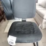 01 CADEIRA DE ESCRITÓRIO PRETA COM RODIZIOS. (NO ESTADO EM QUE SE ENCONTRA. SUJEITO A AVARIAS OCULTAS/VISÍVEIS.)