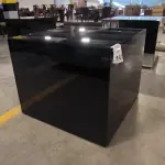 01 MESA DE CENTRO EM DESIGNER CÚBICO ESPELHADA ESCURO. (NO ESTADO) ATENÇÃO! FAZER A VISITAÇÃO ANTES DE ARREMATAR, NÃO SABEMOS SE FUNCIONA, LEILÃO NÃO TEM GARANTIA E NEM DEVOLUÇÃO, SUJEITO A POSSÍVEIS AVARIAS VISÍVEIS/OCULTAS E/OU AUSÊNCIA DE COMPONENTES.