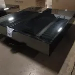 01 MESA DE CENTRO QUADRADA ESPELHADA ESCURA.  (NO ESTADO) ATENÇÃO! FAZER A VISITAÇÃO ANTES DE ARREMATAR, NÃO SABEMOS SE FUNCIONA, LEILÃO NÃO TEM GARANTIA E NEM DEVOLUÇÃO, SUJEITO A POSSÍVEIS AVARIAS VISÍVEIS/OCULTAS E/OU AUSÊNCIA DE COMPONENTES.