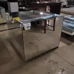 01 MESA DE CENTRO EM DESIGNER CÚBICO ESPELHADA. (NO ESTADO) ATENÇÃO! FAZER A VISITAÇÃO ANTES DE ARREMATAR, NÃO SABEMOS SE FUNCIONA, LEILÃO NÃO TEM GARANTIA E NEM DEVOLUÇÃO, SUJEITO A POSSÍVEIS AVARIAS VISÍVEIS/OCULTAS E/OU AUSÊNCIA DE COMPONENTES.