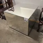 01 MESA DE CENTRO EM DESIGNER CÚBICO ESPELHADA. (NO ESTADO) ATENÇÃO! FAZER A VISITAÇÃO ANTES DE ARREMATAR, NÃO SABEMOS SE FUNCIONA, LEILÃO NÃO TEM GARANTIA E NEM DEVOLUÇÃO, SUJEITO A POSSÍVEIS AVARIAS VISÍVEIS/OCULTAS E/OU AUSÊNCIA DE COMPONENTES.