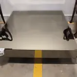 01 MESA DE CENTRO QUADRADA ESPELHADA. (NO ESTADO) ATENÇÃO! FAZER A VISITAÇÃO ANTES DE ARREMATAR, NÃO SABEMOS SE FUNCIONA, LEILÃO NÃO TEM GARANTIA E NEM DEVOLUÇÃO, SUJEITO A POSSÍVEIS AVARIAS VISÍVEIS/OCULTAS E/OU AUSÊNCIA DE COMPONENTES.