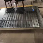 01 MESA DE CENTRO RETANGULAR ESPELHADA.  (NO ESTADO) ATENÇÃO! FAZER A VISITAÇÃO ANTES DE ARREMATAR, NÃO SABEMOS SE FUNCIONA, LEILÃO NÃO TEM GARANTIA E NEM DEVOLUÇÃO, SUJEITO A POSSÍVEIS AVARIAS VISÍVEIS/OCULTAS E/OU AUSÊNCIA DE COMPONENTES.
