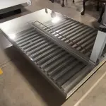 01 MESA DE CENTRO RETANGULAR ESPELHADA.  (NO ESTADO) ATENÇÃO! FAZER A VISITAÇÃO ANTES DE ARREMATAR, NÃO SABEMOS SE FUNCIONA, LEILÃO NÃO TEM GARANTIA E NEM DEVOLUÇÃO, SUJEITO A POSSÍVEIS AVARIAS VISÍVEIS/OCULTAS E/OU AUSÊNCIA DE COMPONENTES.