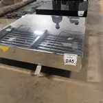 01 MESA DE CENTRO QUADRADA ESPELHADA.  (NO ESTADO) ATENÇÃO! FAZER A VISITAÇÃO ANTES DE ARREMATAR, NÃO SABEMOS SE FUNCIONA, LEILÃO NÃO TEM GARANTIA E NEM DEVOLUÇÃO, SUJEITO A POSSÍVEIS AVARIAS VISÍVEIS/OCULTAS E/OU AUSÊNCIA DE COMPONENTES.