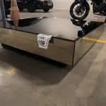 01 MESA DE CENTRO QUADRADA ESPELHADA. (NO ESTADO) ATENÇÃO! FAZER A VISITAÇÃO ANTES DE ARREMATAR, NÃO SABEMOS SE FUNCIONA, LEILÃO NÃO TEM GARANTIA E NEM DEVOLUÇÃO, SUJEITO A POSSÍVEIS AVARIAS VISÍVEIS/OCULTAS E/OU AUSÊNCIA DE COMPONENTES.