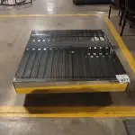01 MESA DE CENTRO QUADRADA ESPELHADA.  (NO ESTADO) ATENÇÃO! FAZER A VISITAÇÃO ANTES DE ARREMATAR, NÃO SABEMOS SE FUNCIONA, LEILÃO NÃO TEM GARANTIA E NEM DEVOLUÇÃO, SUJEITO A POSSÍVEIS AVARIAS VISÍVEIS/OCULTAS E/OU AUSÊNCIA DE COMPONENTES.
