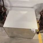 01 MESA DE CENTRO EM DESIGNER CÚBICO ESPELHADA. (NO ESTADO) ATENÇÃO! FAZER A VISITAÇÃO ANTES DE ARREMATAR, NÃO SABEMOS SE FUNCIONA, LEILÃO NÃO TEM GARANTIA E NEM DEVOLUÇÃO, SUJEITO A POSSÍVEIS AVARIAS VISÍVEIS/OCULTAS E/OU AUSÊNCIA DE COMPONENTES.