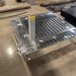 01 MESA DE CENTRO QUADRADA ESPELHADA.  (NO ESTADO) ATENÇÃO! FAZER A VISITAÇÃO ANTES DE ARREMATAR, NÃO SABEMOS SE FUNCIONA, LEILÃO NÃO TEM GARANTIA E NEM DEVOLUÇÃO, SUJEITO A POSSÍVEIS AVARIAS VISÍVEIS/OCULTAS E/OU AUSÊNCIA DE COMPONENTES.