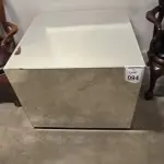 01 MESA DE CENTRO EM DESIGNER CÚBICO ESPELHADA. (NO ESTADO) ATENÇÃO! FAZER A VISITAÇÃO ANTES DE ARREMATAR, NÃO SABEMOS SE FUNCIONA, LEILÃO NÃO TEM GARANTIA E NEM DEVOLUÇÃO, SUJEITO A POSSÍVEIS AVARIAS VISÍVEIS/OCULTAS E/OU AUSÊNCIA DE COMPONENTES.